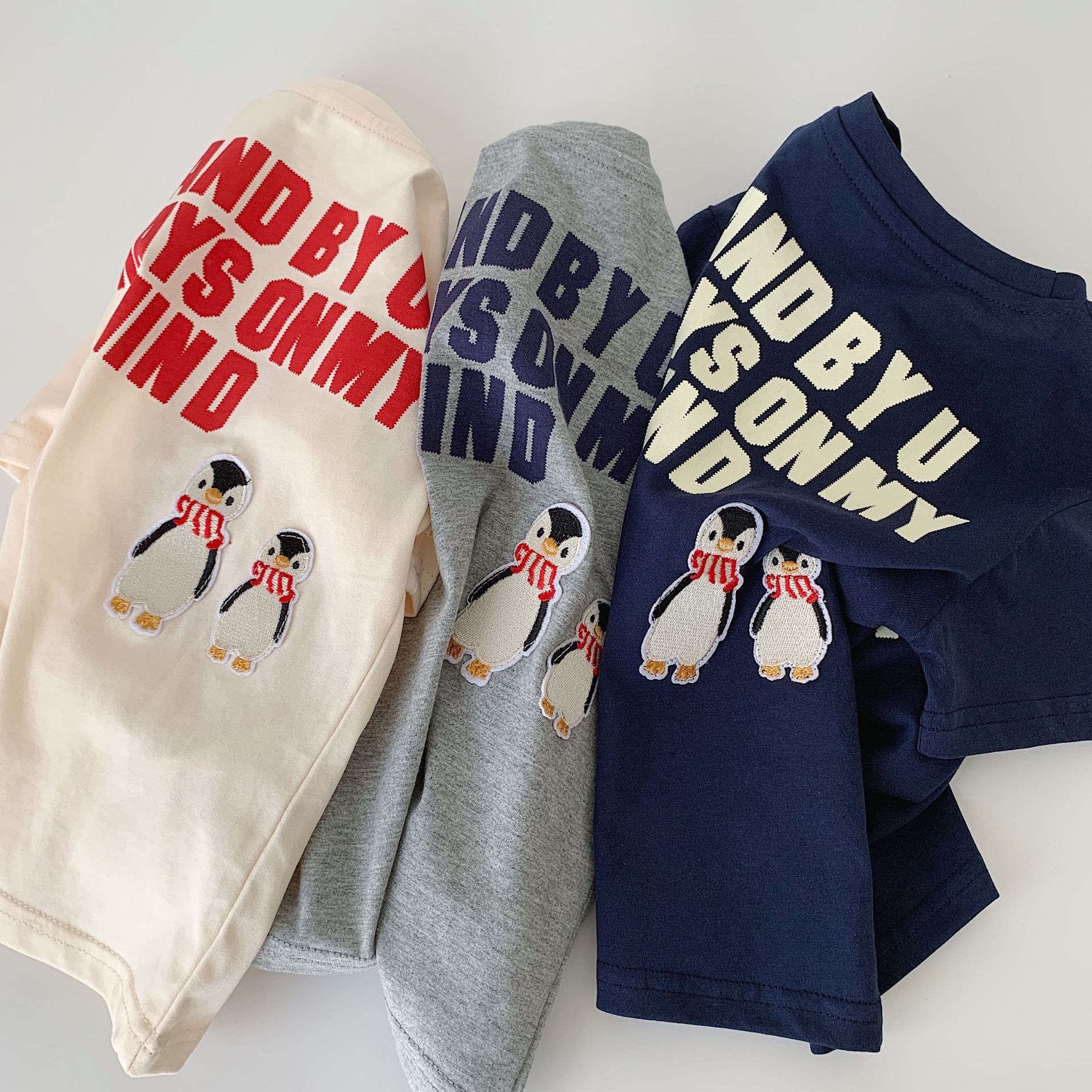 Camiseta de manga corta de verano para niños Maibao 2025 nuevo suéter de letras de dibujos animados para niños y niñas Huzhou Zhili ropa para niños a