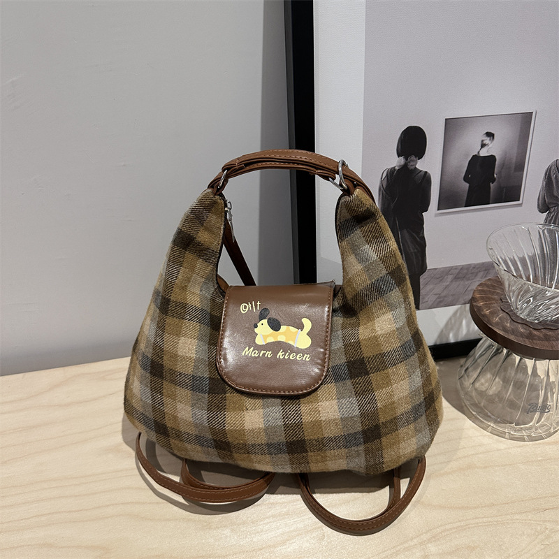 Bolsa de brazo coreana de gran capacidad de mujer retro 2024 nuevo nicho Zhong tote bolsa personalidad mochila casual