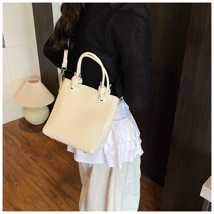 A niche and simple hand-held bucket bag for the summer of 2025, featuring a fashionable and stylish Korean style with a woven pattern, is a single-shoulder crossbody bag undefined