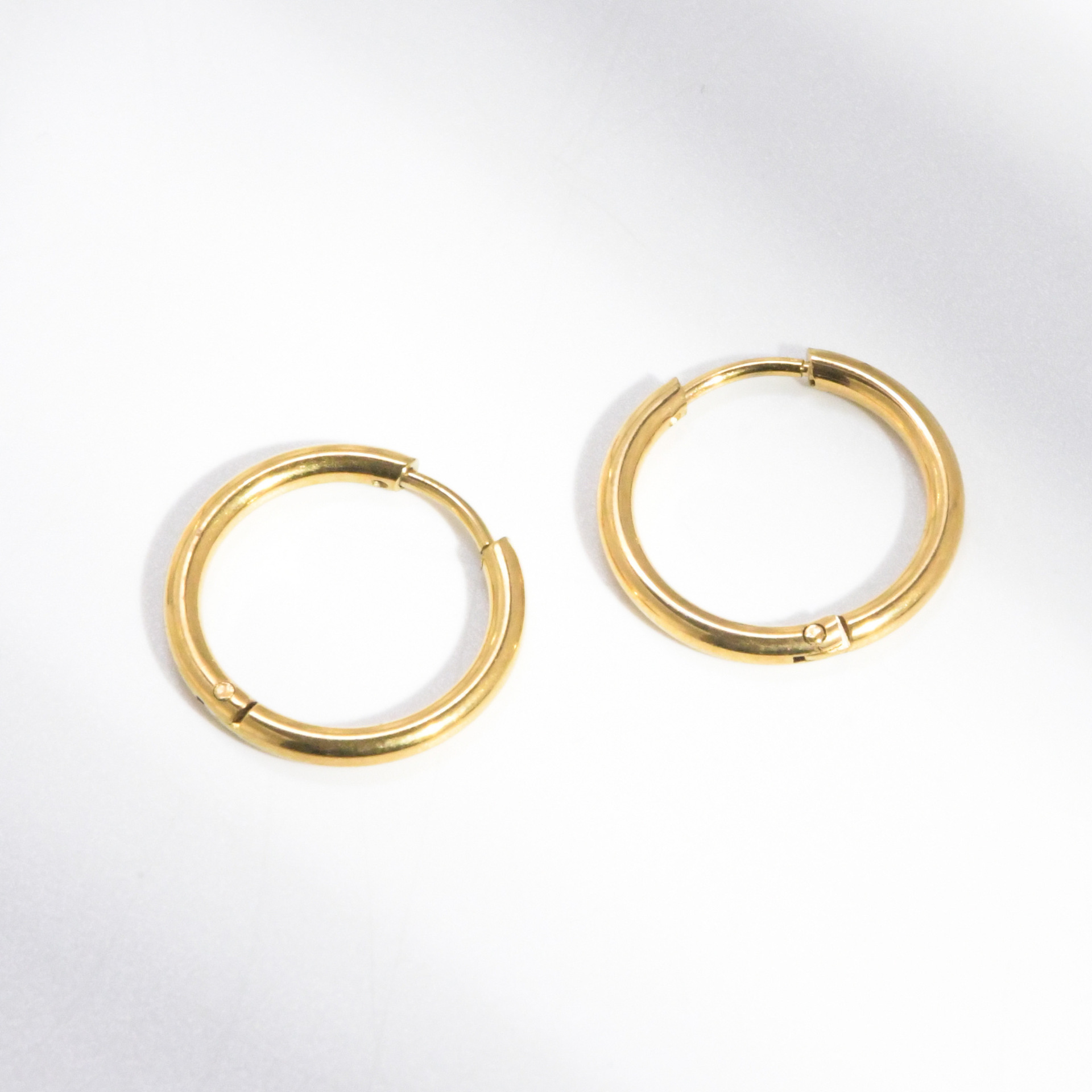 Moda europea y americana transfronteriza 316 aretes de bobina redonda de acero inoxidable personalidad anillo de acero de titanio hebilla de oreja joyería de oreja de moda