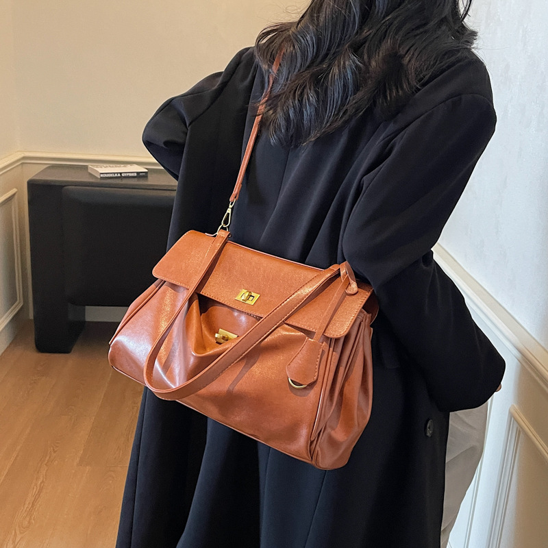 Bolsa de lujo ligera transfronteriza para mujeres 2025, otoño y invierno, nueva moda, bolso de hombro de brazo, bolso de mano suave, mochila portátil