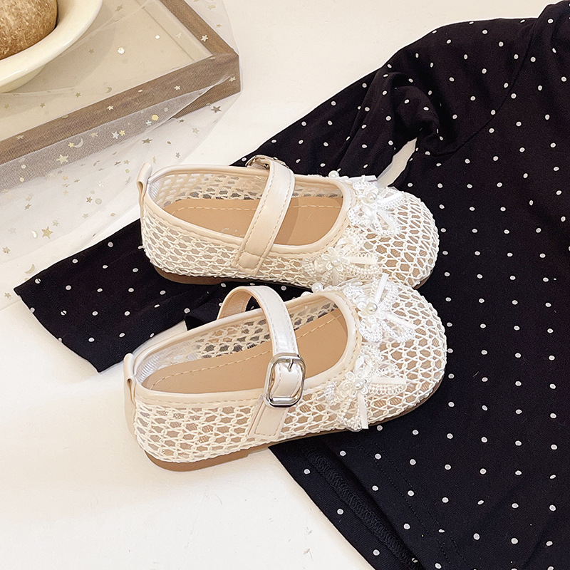 Niñas sandalias Baotou 2026 verano nuevo estilo de moda infantil zapatos de princesa universal arco de perla hueco zapatos simples
