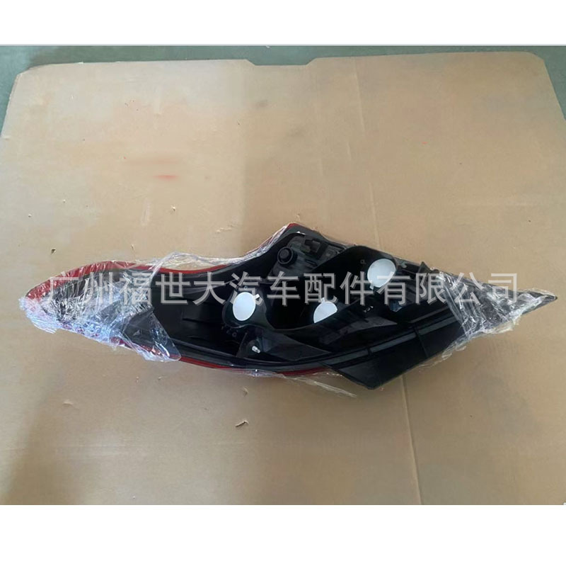 Aplicable a 2014 NISSAN SUNNY luz trasera luz de freno trasera 26555-3AW0A / 26550-3AW0A