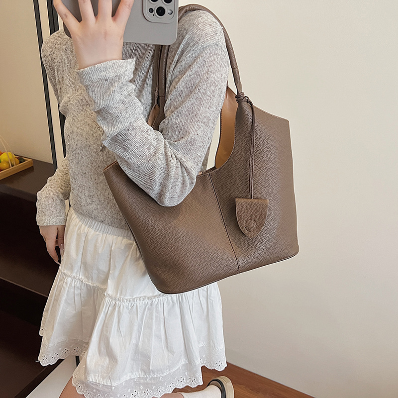 Versión coreana del bolso de alta capacidad 2025 nuevo bolso de cubo de todo fósforo de moda bolso de hombro simple bolso de axila de color sólido