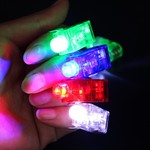Мультики палец проекция свет палец свет кольцо свет Светодиодный киоск горячей источник товаров ребенок свет игрушка оптовая торговля