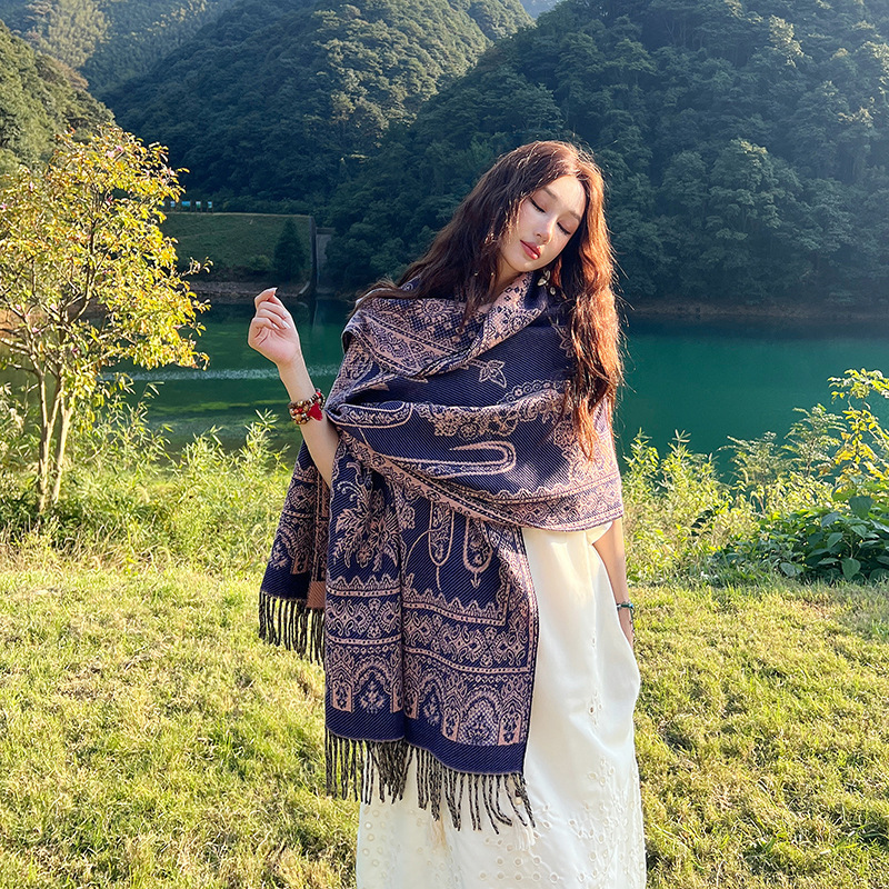 民族風のマフラーの女性は冬に保温エアコンの部屋のストールを厚くします。|undefined