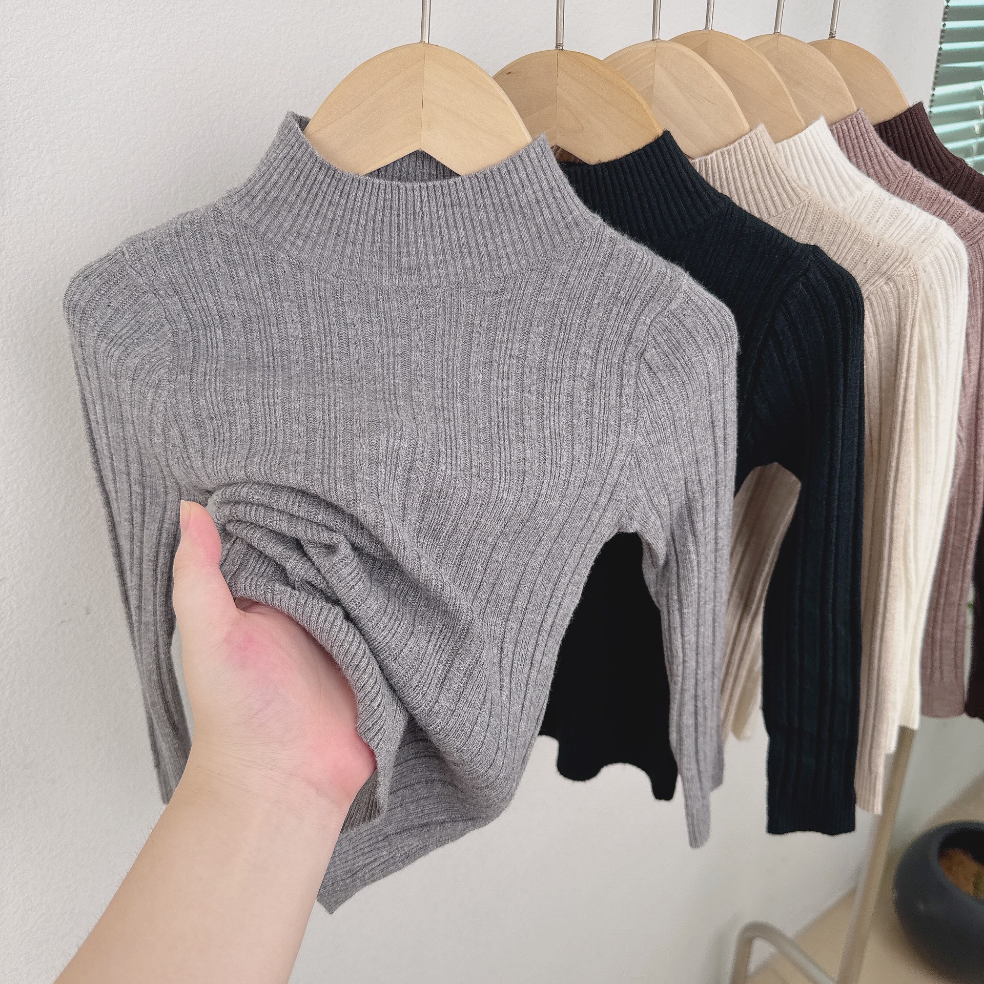 Suéter de niñas 2026 niños otoño invierno nuevo pullover de punto fondo suéter de cuello medio alto de bebé chaqueta de aire exterior