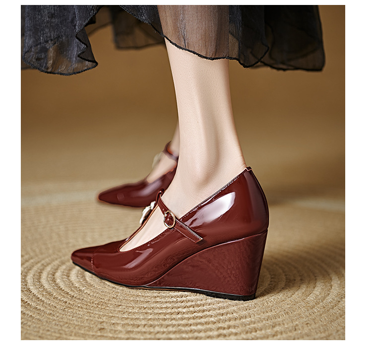 Giày cao gót mũi nhọn Mary Jane quai chữ T đính hoa sơn trà, gót 7 cm — màu đen, Rượu vang đỏ chi tiết 12