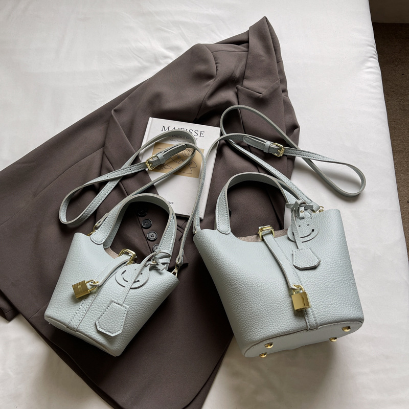 Bolso de cubo portátil con patrón de lichi de alta gama para mujer 2025 nuevo bolso de hombro de todo fósforo de moda bolso de mensajero casual de estilo occidental