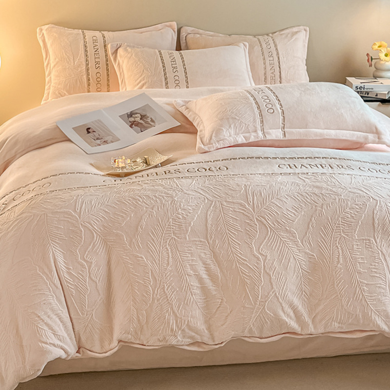 Cama de seda de leche caliente gruesa de cuatro piezas, seda de coral tallada 2025, nueva sopa de cama, colcha de cama de tres piezas