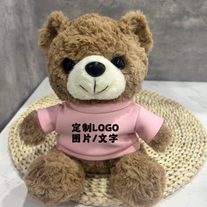Los juguetes de peluche lindos se pueden combinar con logotipos impresos para enviar muñecas de muebles a amigos y vecinos.