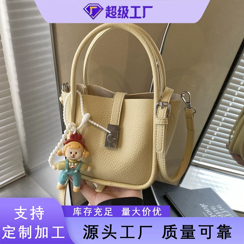 Повседневная текстура небольшая квадратная сумка весна 2025 новый женский нишевой дизайн модный тренд дамы на одно плечо