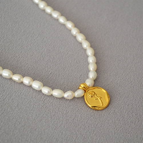 French-style freshwater rice pearl necklace with a gentle, vintage-inspired design—featuring rose flowers, tulips, and gold coin pendants, perfect as a delicate clavicle-length necklace for women.