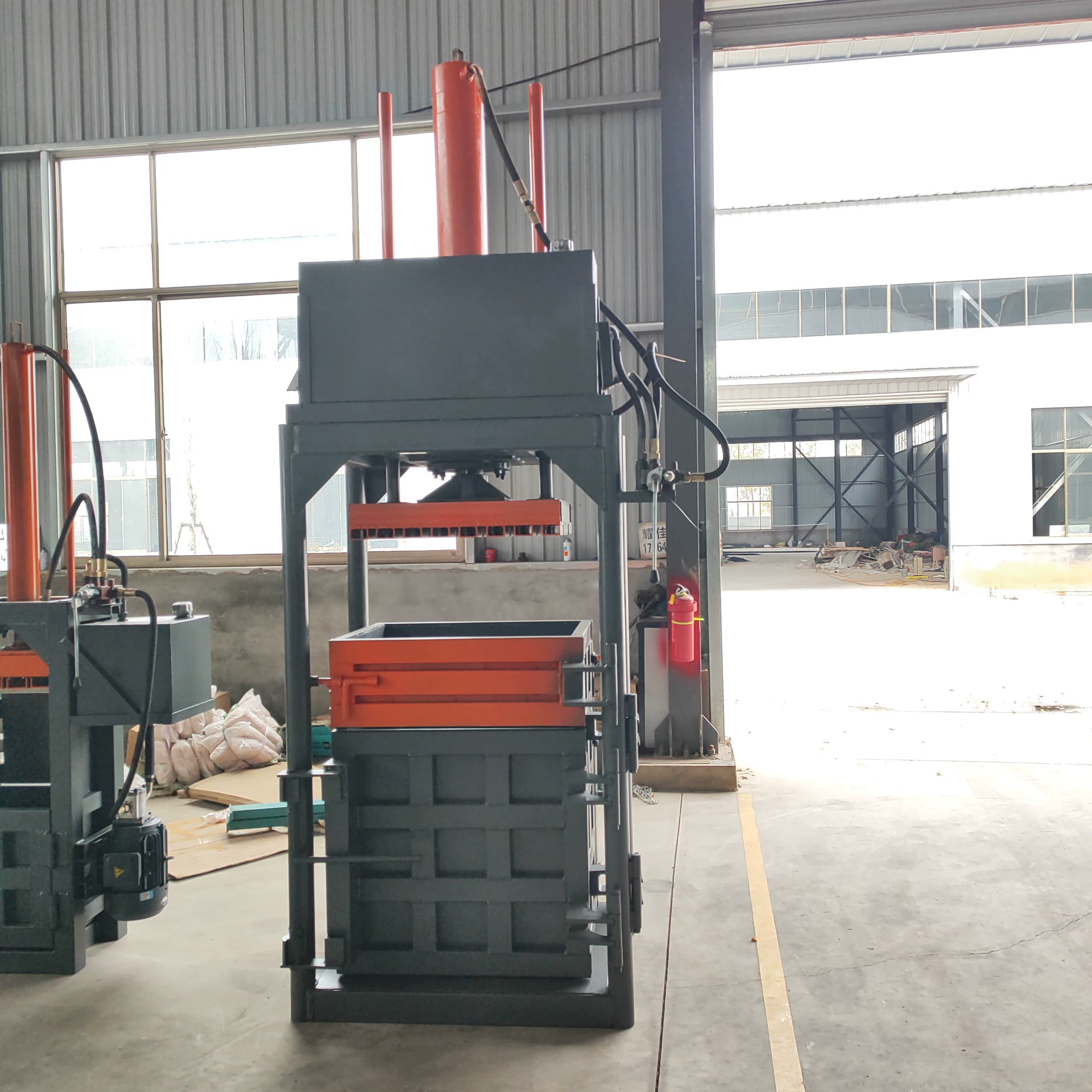 Четырехоткрытая дверь вертикальная гидравлическая пресс-подборка старая одежда одеяло свитер постельное белье сжатие и обвязка машина