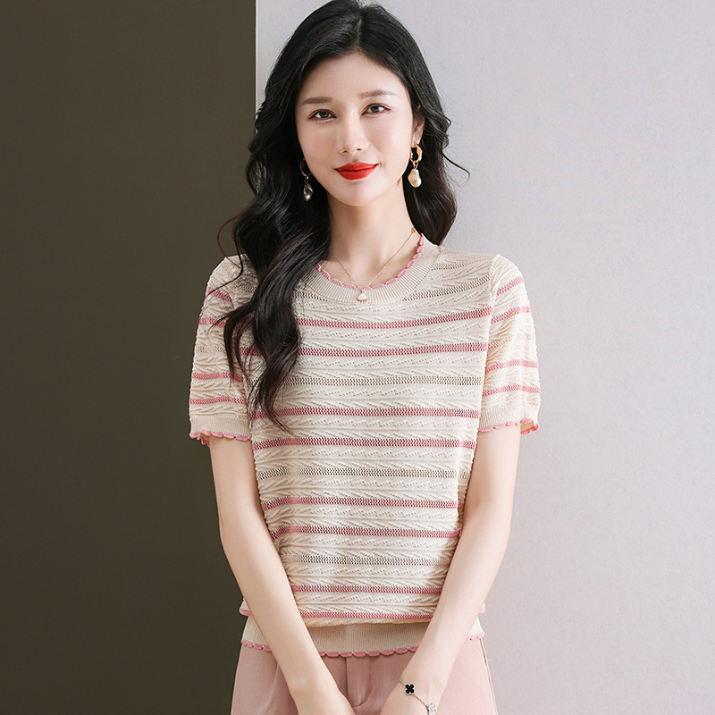 Summer elegant knitted short sweater with a round collar