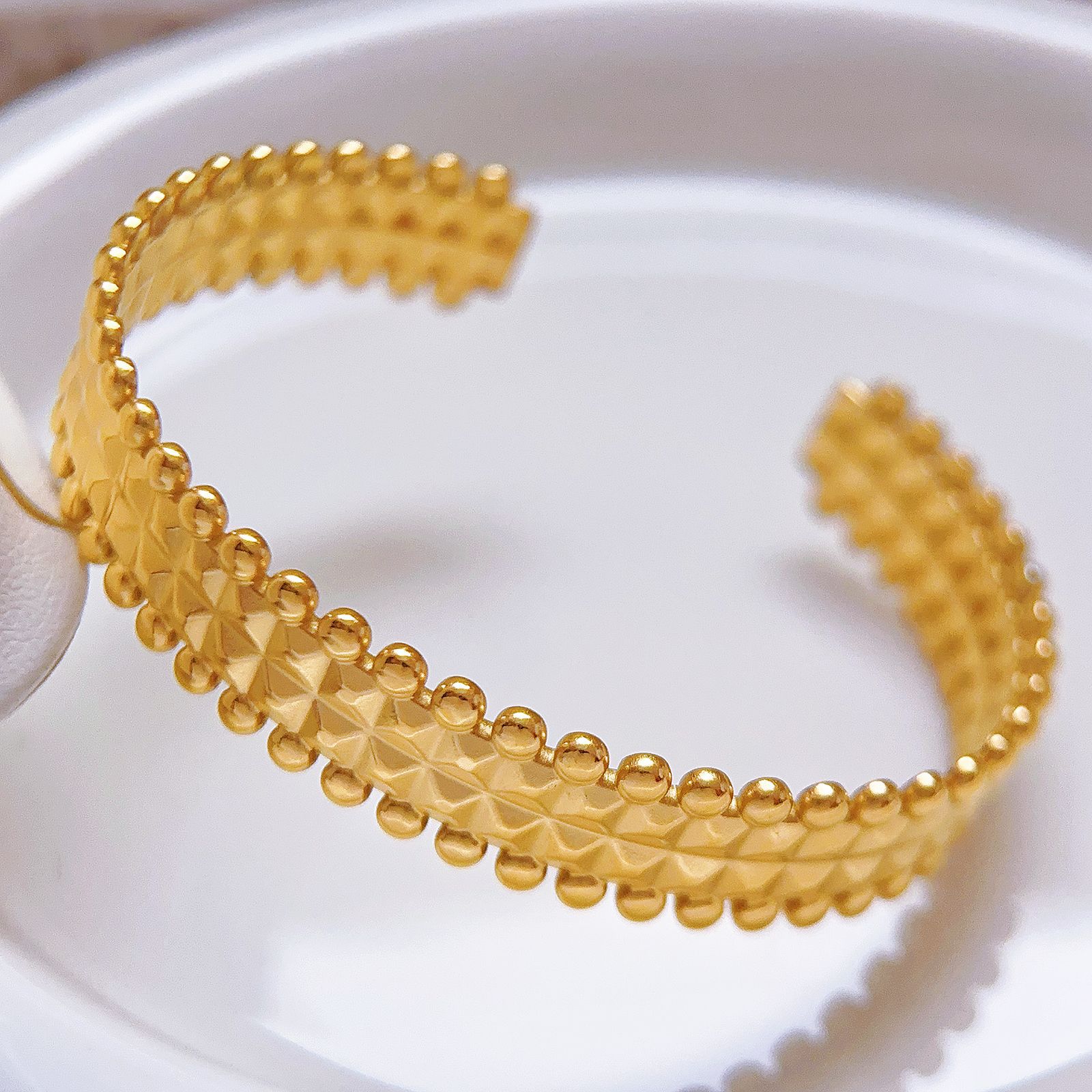 Europa y los Estados Unidos una variedad de pulseras de oro 18 quilates de alto nivel de explosión trenzada abertura temperamento brazalete joyería de moda