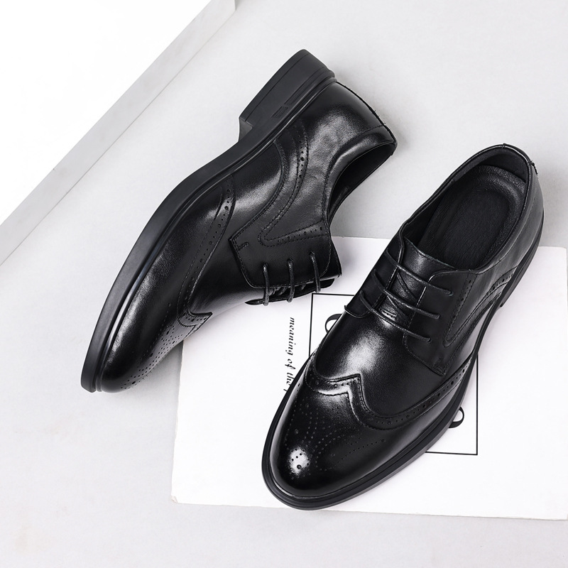 Zapatos de cuero de los nuevos hombres de la primera capa de piel de vaca brogue de cuero tallado estilo británico de los hombres ocasionales zapatos de los hombres de punta de fondo suave