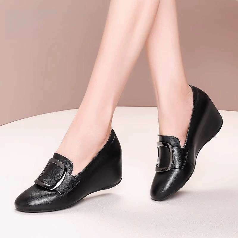 2023 Весенне-осенняя белая женская обувь на среднем каблуке из натуральной кожи на мелкой танкетке Однослойная обувь на внутренней высоте Женская повседневная обувь на плоской подошве для среднего возраста