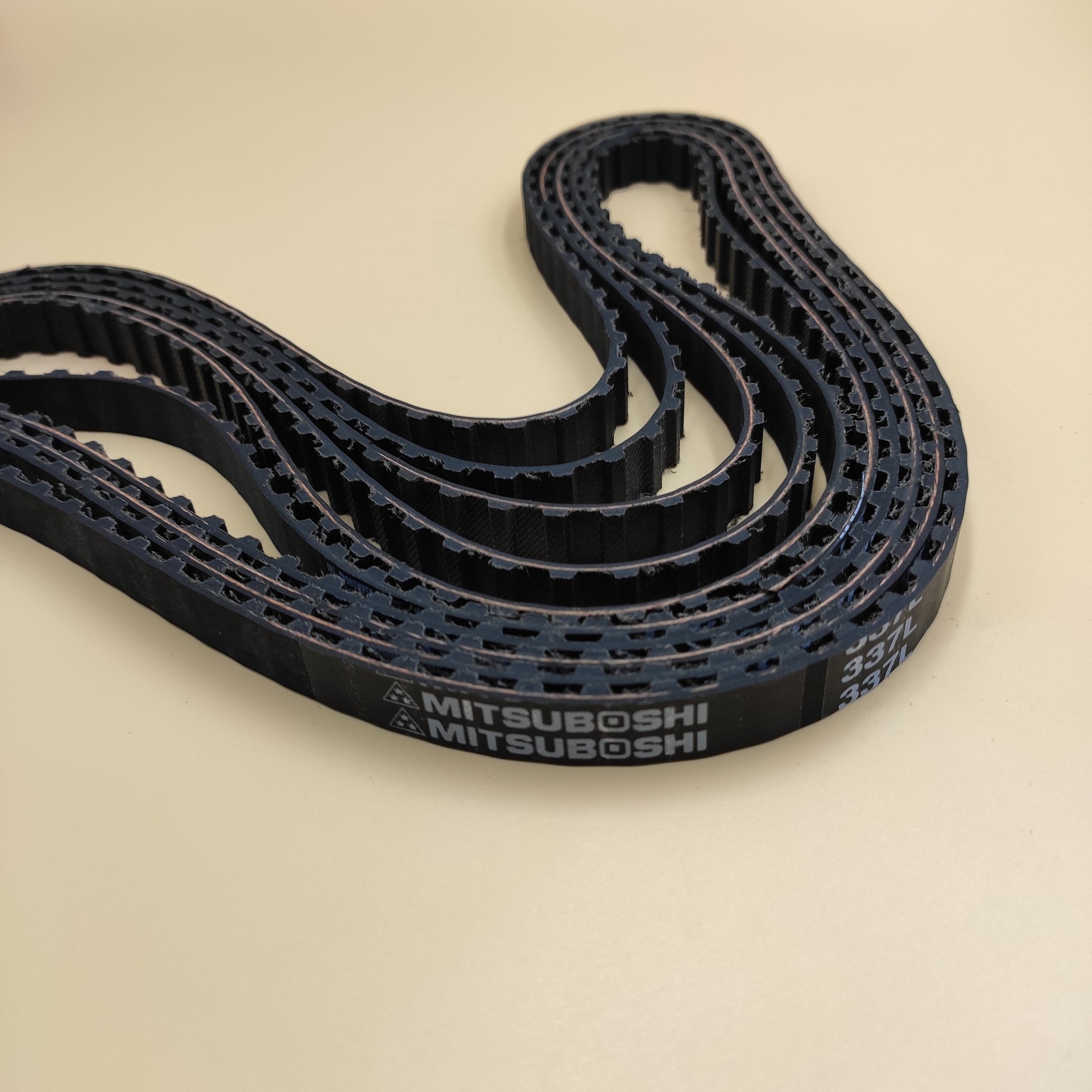 L型橡胶梯形齿同步带109L124L135L143L150L165L173L180L187L210L