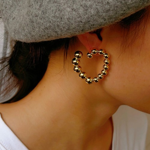 Elegant and Stylish 18K Gold Hollow Bead Unusual Heart-Shaped Earrings with a Unique and Trendy INS Aesthetic, Exaggerated Ear Accessories