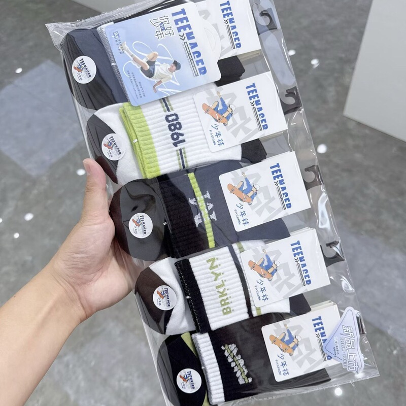 New autumn and winter mid-calf socks for teenagers, trendy student socks, sports socks in Japanese and Korean style, college-style letter socks New autumn and winter mid-calf socks for teenagers, trendy student socks, sports socks in Japanese and Korean style, college-style letter socks
