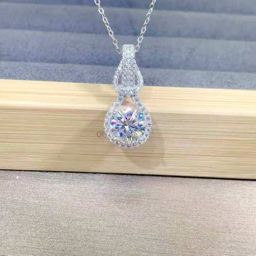 New Eight Hearts and Eight Arrows 2 Carat Simulated Moissanite Pipa Pendant Necklace Feminine Clavicle Chain Birthday Gift