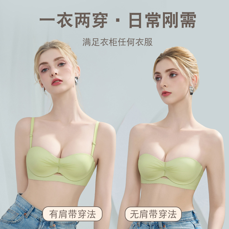 Las correas de hombro desmontables se juntan para mostrar un gran sujetador de media taza sin aros y sin costuras