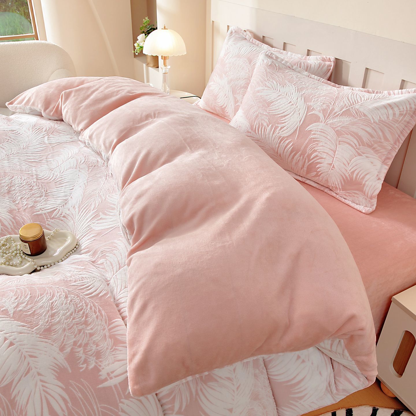 Cama de invierno con cuatro piezas de seda de leche tallado con brida gruesa sábanas de coral cubierta de seda de tres piezas