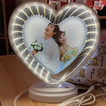 Heart-shaped magic mirror photo frame mirror manufacturers supply LED light photo frame table simple photo frame studio wholesale