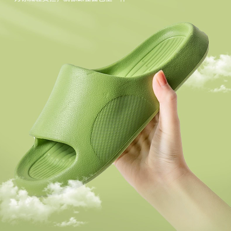 Тапочки женщины летом ступайте на фекалии