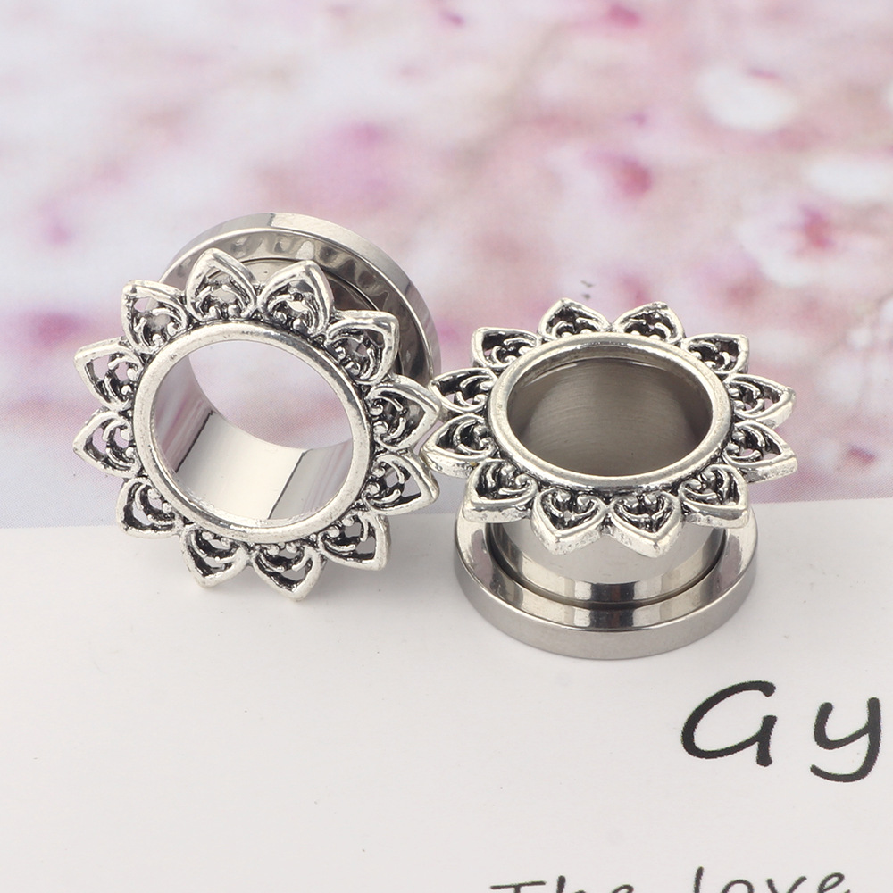 16G labret stud size and finish detail