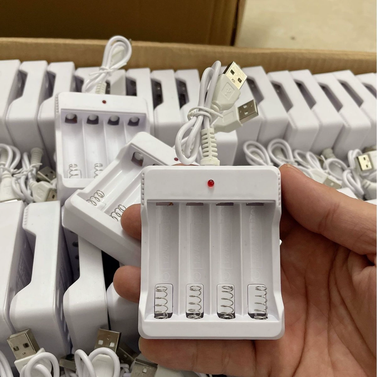 Зарядное устройство № 5 Зарядное устройство с четырьмя слотами Зарядное устройство USB Зарядное устройство № 5 Зарядное устройство AA