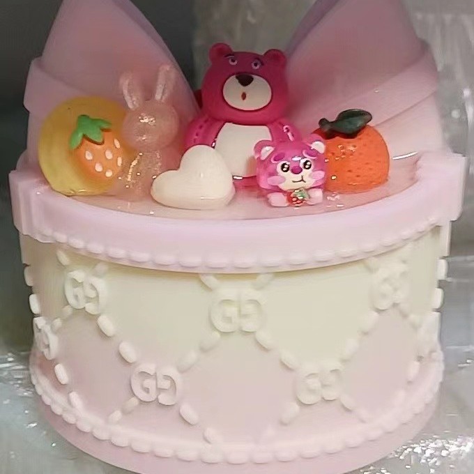 액세서리가 없는 흰색 배아가 있는 대형 활 보관 상자