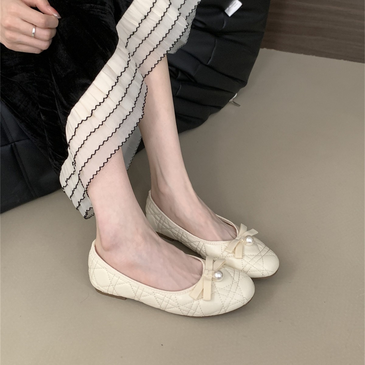 Cute elegant ballet shoes with bow low-cut flat with diamond pattern