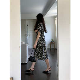 现 2025夏季新款韩国东大门法式V领田园风小雏菊碎花茶歇连衣裙