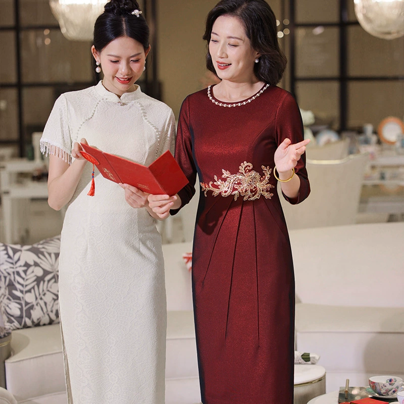 Элегантное платье для свекрови с высококачественным ощущением, рукавами три четверти, разрезом чонсам, тостовым платьем, осенним женским величественным стилем.