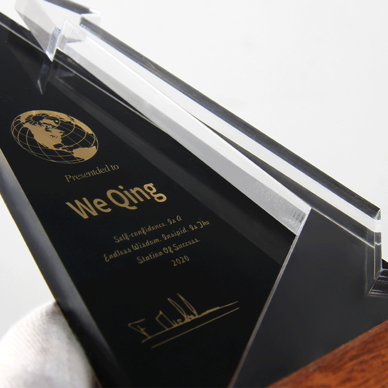 Trofeo de cristal personalizado de alta gama, madera triangular, nombre grabado, patrón de tierra, premio empresarial, selección de honor