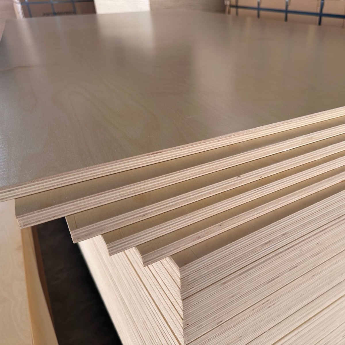 Placa de madera contrachapada de sitio de construcción al por mayor, tablero de madera de construcción, tablero de ingeniería impermeable y resistente al desgaste, tablero de madera contrachapada de tres capas