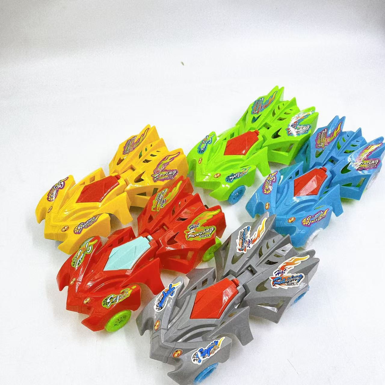 Juguetes para niños deformables modelo de coche de carreras de juguetes de coche de tierra ferrule mercado nocturno al por mayor 2 yuanes