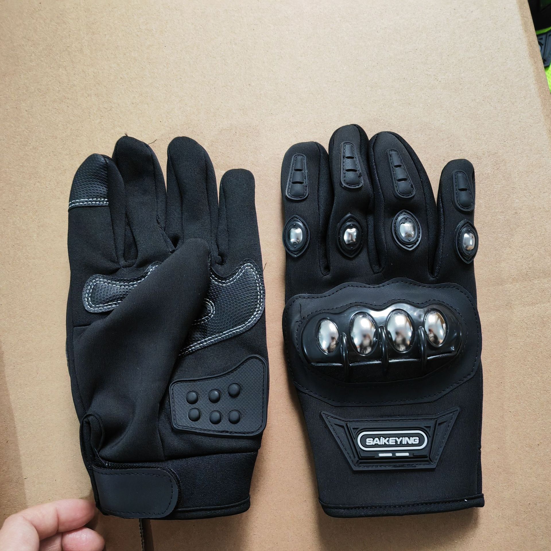 Guantes tácticos de defensa de cinco dedos al aire libre de acero inoxidable resistente a la caída y al desgaste, motocicletas de medio dedo largo