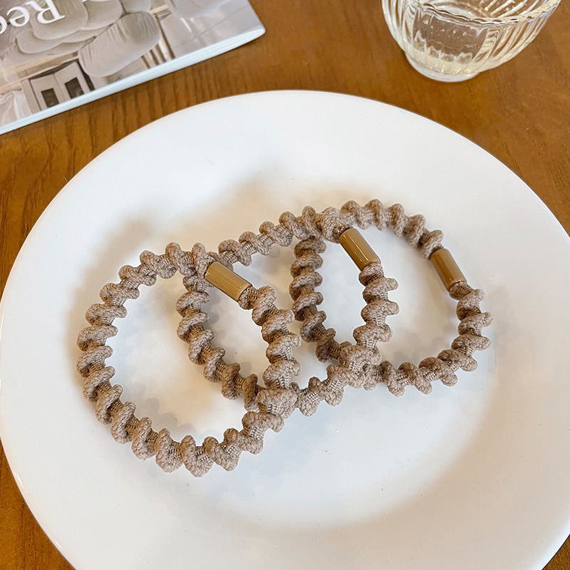 얕은 커피 3 팩과 흰 사슴