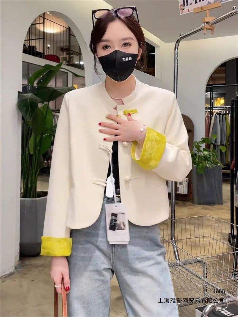 New Chinese style short jacket for women, Chanel-inspired, 2026 spring new style, petite, with Chinese knot buttons, improved temperament.