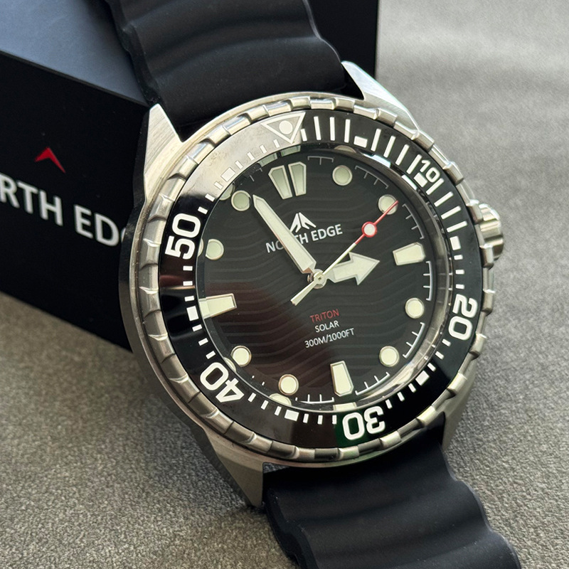 Stainless Steel Diving Watch Solar Light Energy Driven Quartz Watch Outdoor Waterproof Long Battery Life Rotatable Chronograph Bezel