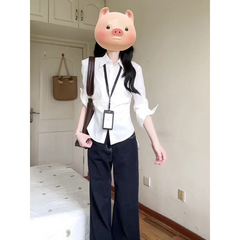 ギャルは腰を絞めて白い長袖のシャツを修理します。