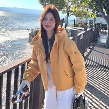 黄色短款冲锋衣羽绒服女2025冬新款今年流行小个子工装白鸭绒外套