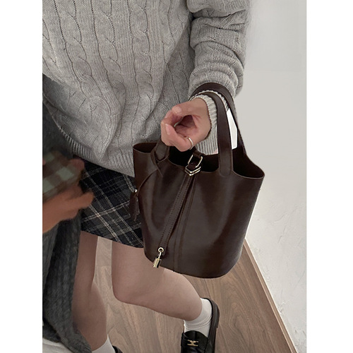Bucket bag autumn and winter new retro niche bag fashion versatile texture handbag women's bag high-end crossbody bag