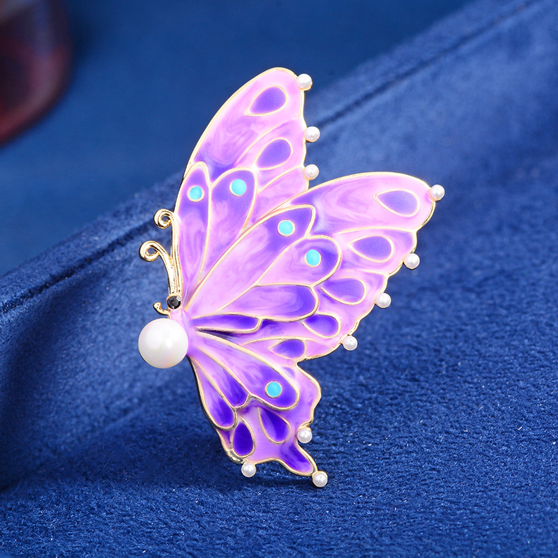 Chinese elegant high-end brooch with butterfly