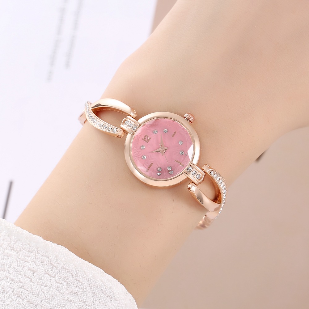 Comercio exterior nuevo reloj de lujo redondo de las mujeres multicolor Placa de tamaño pequeño temperamento de moda digital punto diamante Cruz reloj de pulsera