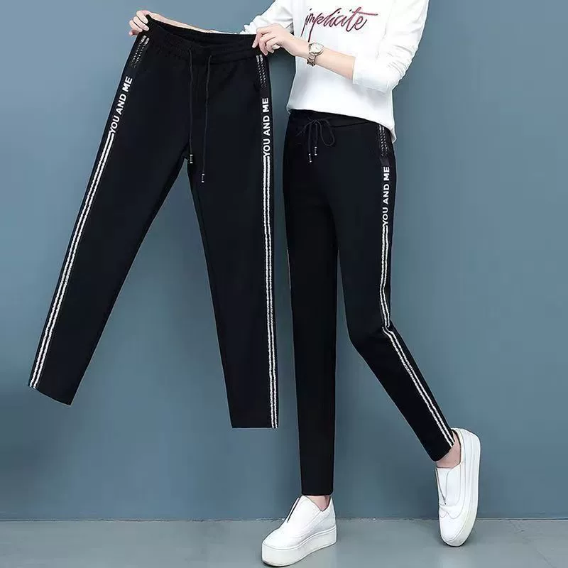 Весенние и осенние боковые спортивные женские повседневные брюки Yiwu женские брюки свисают мамы брюки новые средние и пожилые укороченные брюки