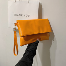 时尚纯色信封包新款2022早秋季洋气手拿包潮流简约休闲简约小方包